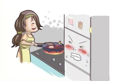 ếu bạn muốn giảm tuổi thọ của thiết bị nhanh nhất, hãy bố trí bếp nấu cạnh tủ lạnh. Các thành viên trong gia đình cũng sẽ phải cẩn thận khi mở tủ lạnh để lấy đồ khi ngay bên cạnh là bếp nấu đang đỏ lửa.